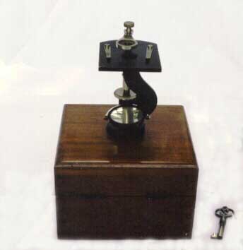 This design of the simple microscope was the basic design for the early Zeiss firm until it started to manufacture compoound microscopes in 1858.  It was Abbe who took the design of microscope and all optics to a scientific basis with laws and principles instead of a artisan's trial and error methodology  